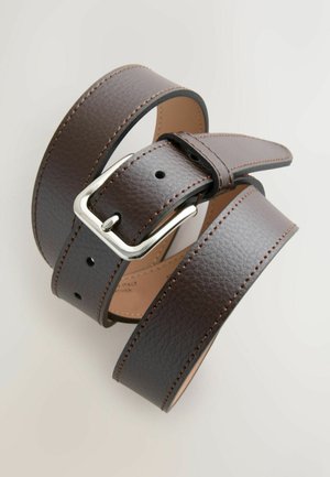 Barna bőröv texturált felülettel, bézs varrással és ezüst fém csattal. Állítható, több lyukkal.