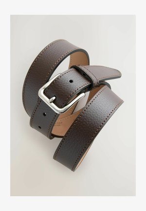 Barna bőröv texturált felülettel, bézs varrással és ezüst fém csattal. Állítható, több lyukkal.