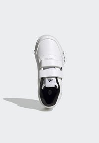 Hvit lær sneakers med to borrelåsremmer, svart innvendig, teksturert såle og preget logo på tungen og hælen.