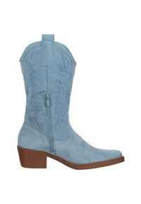 Botas de vaquero de ante azul claro con costuras decorativas, punta afilada y tacón apilado marrón. Cuentan con una cremallera lateral para facilitar el uso.