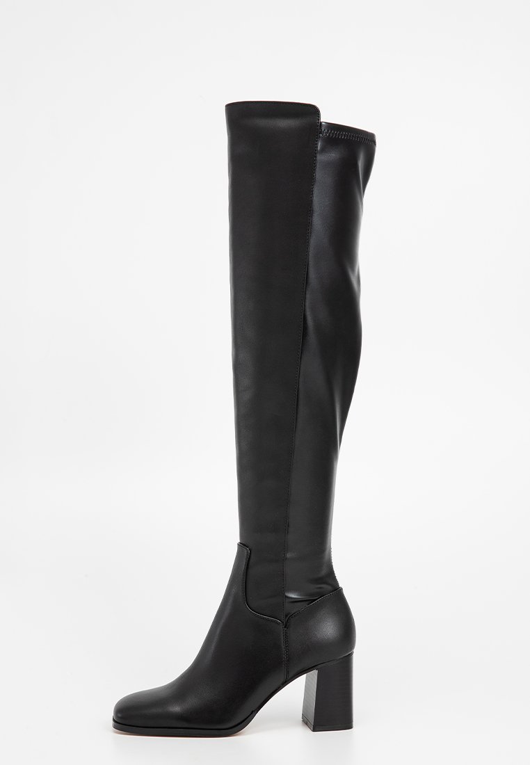 Stivali neri in pelle alti fino al ginocchio con una texture liscia, tacco a blocco e design aderente. Presentano una fessura laterale per facilitare l'indossamento.