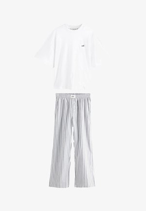 Tricou alb din bumbac cu mâneci scurte și un mic logo negru, asortat cu pantaloni de pijama cu dungi gri și albe și o talie elastică.