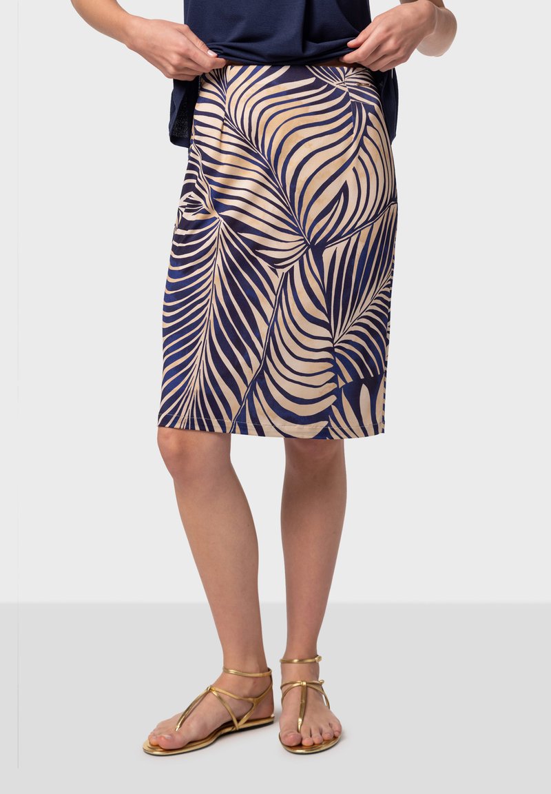 Falda de longitud hasta la rodilla en azul marino y beige con un diseño de hojas. Confeccionada en una tela ligera, presenta una silueta ajustada y una textura suave.