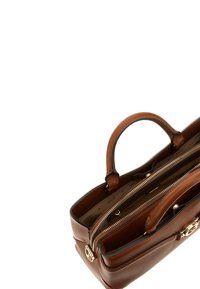 Borsa a mano in pelle marrone con doppi manici, compartimento superiore con zip e finiture in metallo dorato, vista dall'alto su sfondo bianco.