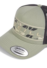 Olivgrön snapback-keps med nätbak och böjd skärm. Har en märkesband med bladmönster i beige och mörkgrå toner.
