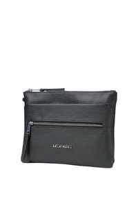 Bolsa con textura negra y cremallera hecha de material sintético, que cuenta con un bolsillo frontal con cremallera y una marca en relieve.