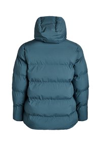 Tepláková bunda v tyrkysovej farbe s kapucňou, s prešívaným dizajnom a jemnou textúrou. Viditeľné švy a detail horizontálnych panelov.