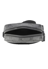 Borsa in tessuto grigio con chiusura a zip superiore liscia. Presenta un motivo testurizzato e una base in pelle nera, evidenziando un design funzionale e compatto.