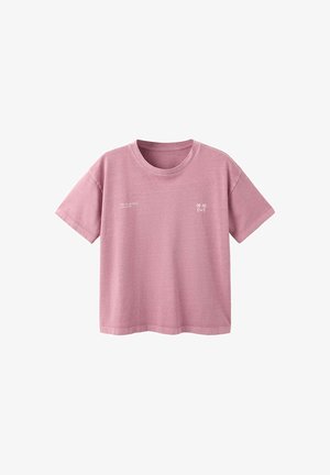 Pinkes T-Shirt mit kurzen Ärmeln und Rundhalsausschnitt, mit kleinem weißem Palmenmotiv und dezentem Schriftzug auf der Vorderseite der Brust.