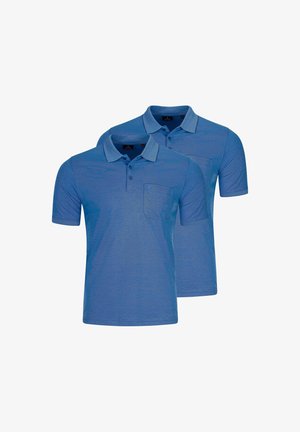Zwei blaue Polohemden mit kurzen Ärmeln, Kragen und Brusttaschen vorne, vor weißem Hintergrund dargestellt.