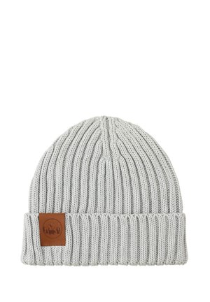 Szary dziergany czapka z prążkowanym wzorem, z podwiniętym mankietem i brązową skórzaną naszywką z logo gór. Miękka tekstura.