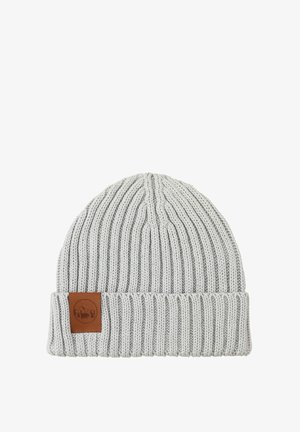 Szary dziergany czapka z prążkowanym wzorem, z podwiniętym mankietem i brązową skórzaną naszywką z logo gór. Miękka tekstura.