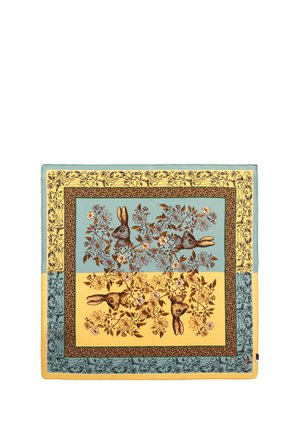 Foulard en soie avec un imprimé floral et animal, principalement en bleu, jaune et brun. Bords distincts avec des motifs en détail complexe.