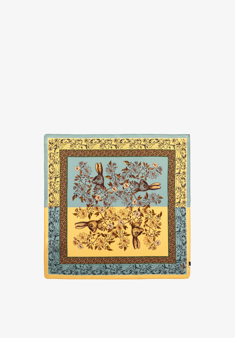 Foulard en soie avec un imprimé floral et animal, principalement en bleu, jaune et brun. Bords distincts avec des motifs en détail complexe.