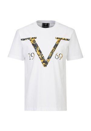 Wit T-shirt met korte mouwen met een grote zwarte en gouden patroon "V" en de cijfers "19" en "69" aan weerszijden aan de voorkant.