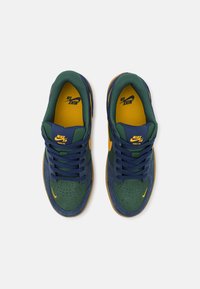 Nike SB FORCE 58 UNISEX - Tenisky - midnight navy/university gold/fire/light brown