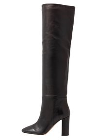 Sort læderstøvle over knæet med spids tå og blokhæl. Glat tekstur med en slank, tætsiddende silhuet.