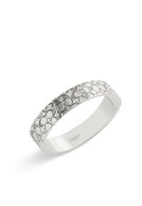 Silverarmband med en polerad yta, med en strukturerad design av överlappande cirklar och prickar, 4 mm brett.