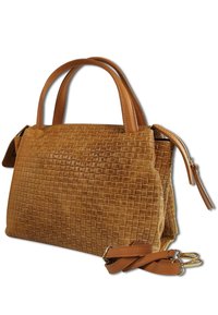 Sac en cuir marron avec une texture tissée, deux poignées, une bandoulière amovible et une fermeture éclair. Forme rectangulaire aux lignes douces.