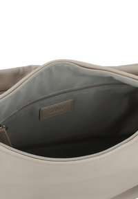 Borsa in pelle beige con interno grigio. Caratterizzata da una chiusura con zip e una piccola tasca etichettata all'interno. Esterno morbido e texture.}}