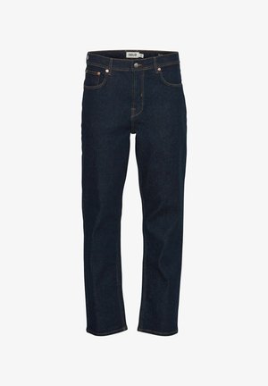 Jeans de mezclilla azul oscuro con un diseño de pierna recta, cinco bolsillos y costuras en contraste. Presenta un cierre de botón metálico y cremallera.