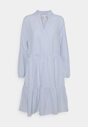 Blauw-wit verticaal gestreepte lange mouw gelegen jurk met een gerimpelde halslijn en een V-vormige opening aan de voorkant.