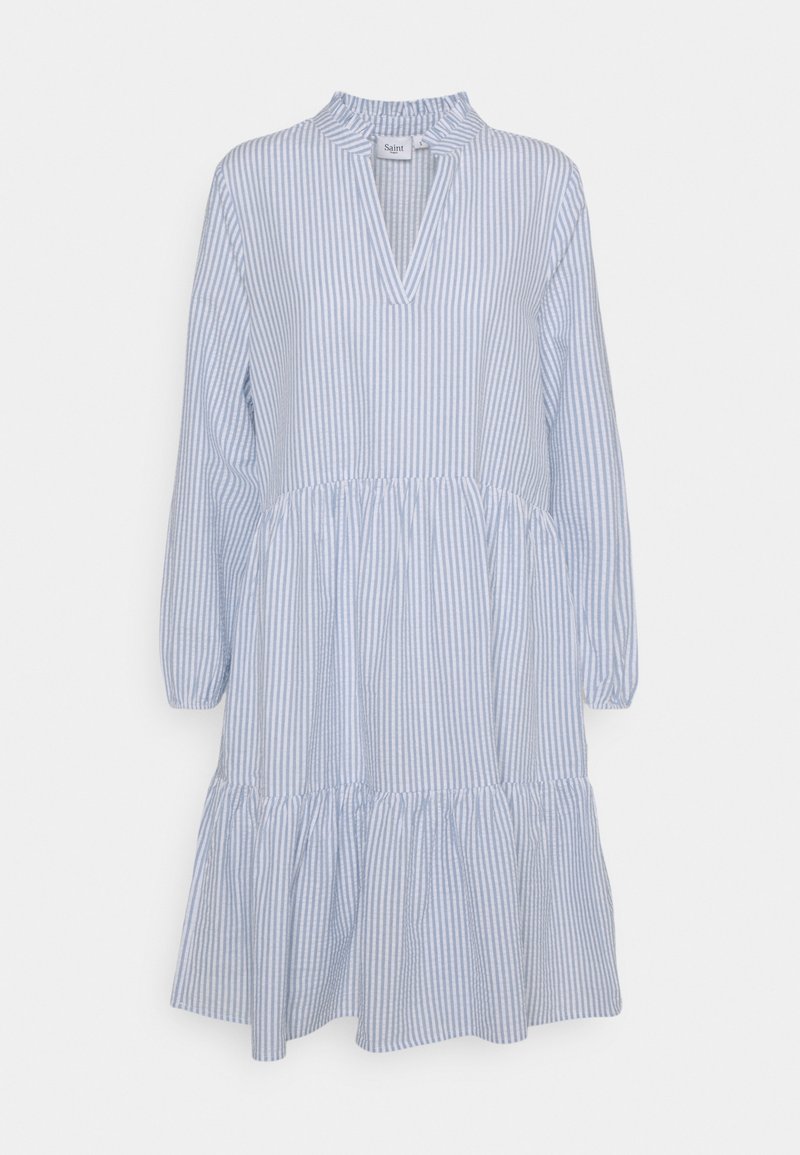 Robe longue à manches longues à rayures verticales bleues et blanches, avec un col volanté et une ouverture en V devant.