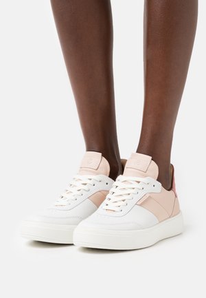 Baskets en cuir blanc avec accents roses et bruns, dotées d'une finition texturée, d'un bout rond et d'un design à lacets. Semelle plate pour le confort.