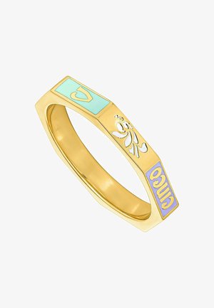 Anillo de metal dorado con forma hexagonal, con detalles en esmalte azul claro y lavanda, además de detalles grabados. Marcado con "Cincio."