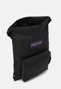Sac fourre-tout noir en tissu durable, avec une poche avant zippée et une étiquette de logo. Bord supérieur arrondi et bretelles ajustables.