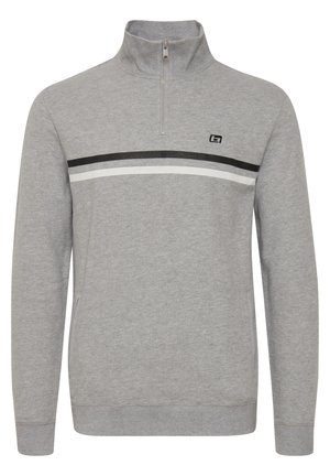 Hall hallitav hallist puuvillasegist valmistatud kapuutsiga pusakas, millel on kõrge krae, must-valged horisontaalsed triibud rinnal ja soonikkoes varrukapealsed.