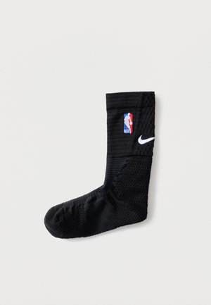 Črna športna nogavica s posadko z logotipi NBA in belim Nike Swooshem, teksturirano tkanino ter okrepljenimi peto in prsti.