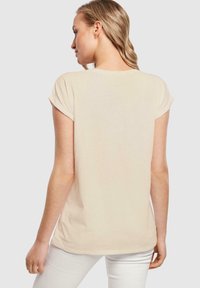 Merchcode SPRING - VIBES EXTENDED SHOULDER - T-shirts med print - white/sand