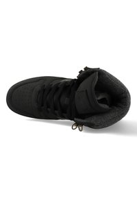Zwarte hoge sneaker met leren bovenwerk, gewatteerde grijze fleece voering, geperforeerde neus en zwarte veters. Voorzien van metalen ogen en een logo patch.