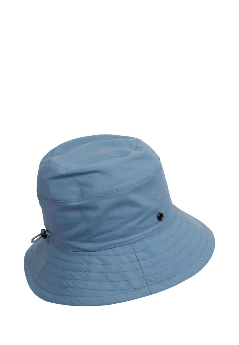 Chapeau seau bleu clair en matériau doux, avec un design cousu, un cordon de serrage ajustable et un petit bouton noir d'accent.