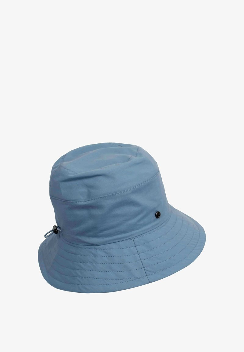Chapeau seau bleu clair en matériau doux, avec un design cousu, un cordon de serrage ajustable et un petit bouton noir d'accent.