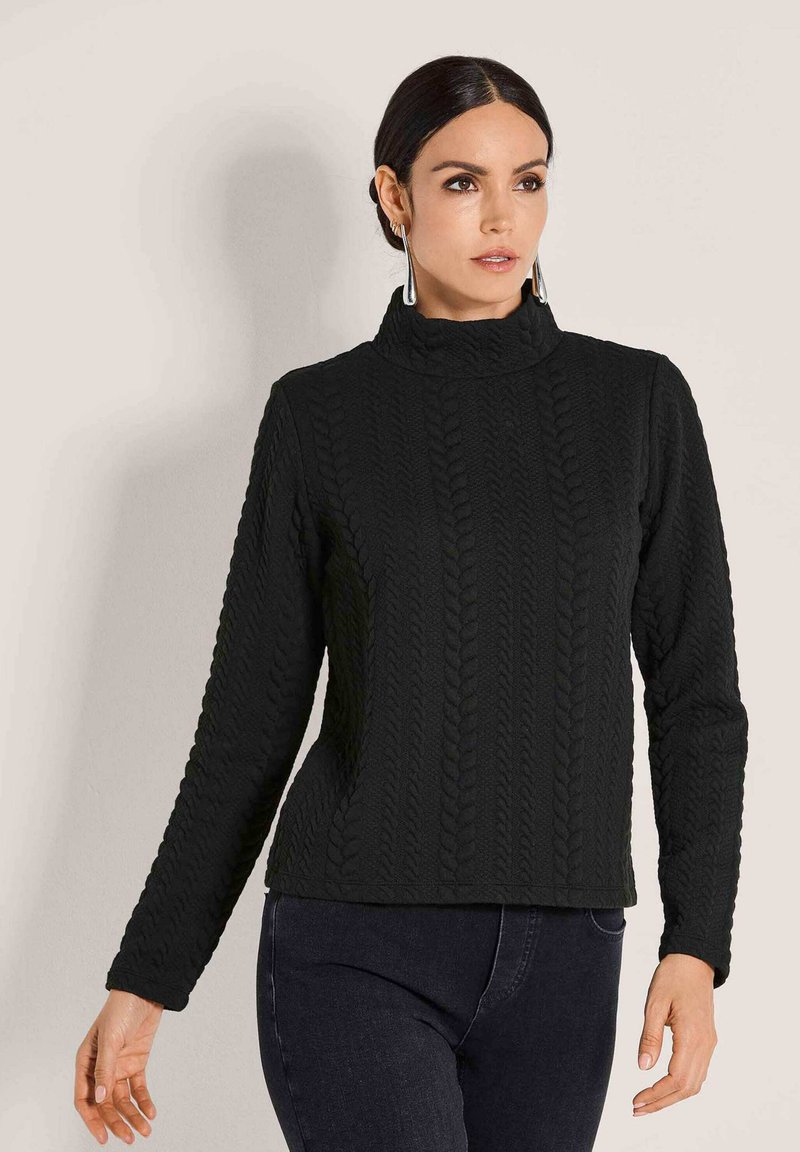 Schwarzer Kabelstrickpullover mit hohem Kragen, langen Ärmeln und strukturiertem Muster; aus weichem, dehnbarem Stoff gefertigt.