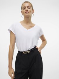 Tricou alb cu decolteu în V și mâneci scurte, asortat cu pantaloni negri cu talie înaltă și curea cu cataramă ovală aurie, pe un fundal simplu.