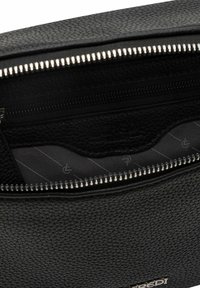 Interno della borsa in pelle nera текстurizzata, con cerniera argentata e logo impresso, rivestito con un motivo che presenta simboli di accessibilità.
