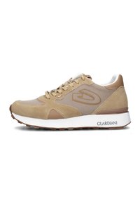 Sneaker beige con materiali in suede e mesh, design con lacci, punta arrotondata e una suola intermedia bianca con la scritta "GUARDIANI" sul lato.