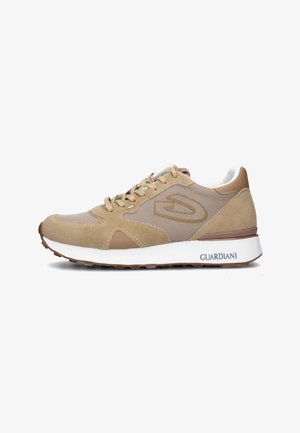 Sneaker beige con materiali in suede e mesh, design con lacci, punta arrotondata e una suola intermedia bianca con la scritta "GUARDIANI" sul lato.