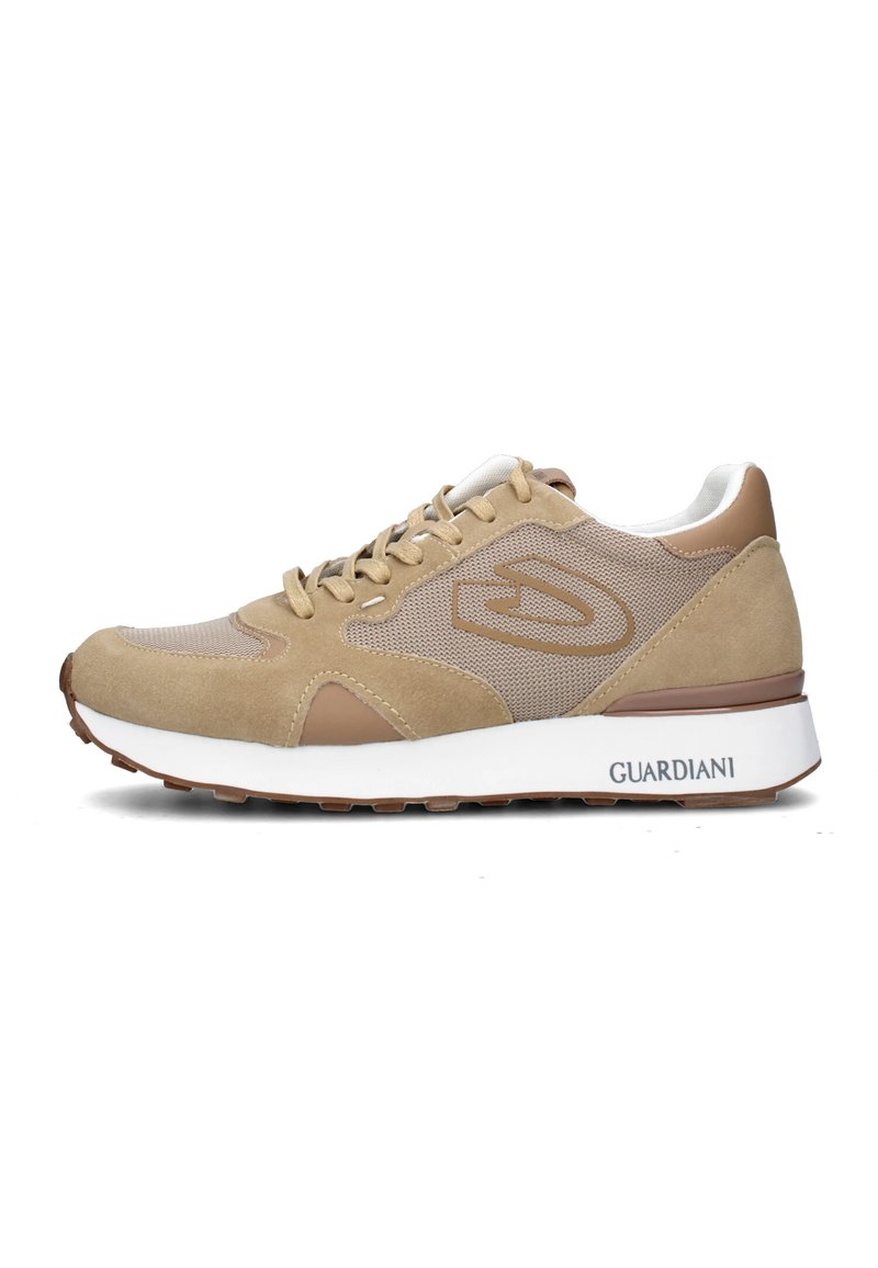Sneaker beige con materiali in suede e mesh, design con lacci, punta arrotondata e una suola intermedia bianca con la scritta "GUARDIANI" sul lato.