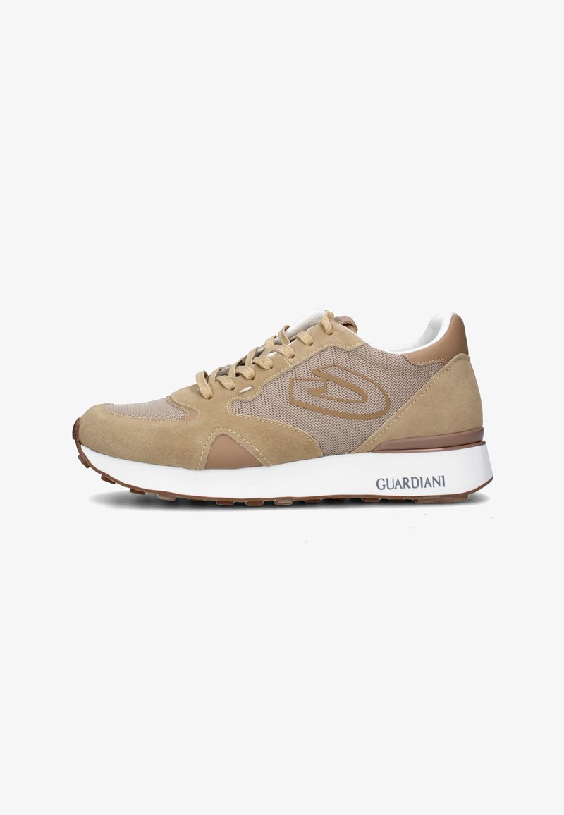 Sneaker beige con materiali in suede e mesh, design con lacci, punta arrotondata e una suola intermedia bianca con la scritta "GUARDIANI" sul lato.