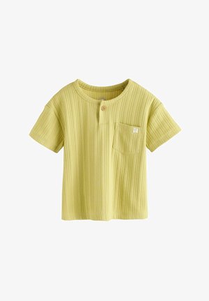 Šviesiai žalia trumpomis rankovėmis marškinėliai, pagaminti iš tekstūruoto, raibuliuoto audinio. Suapvalintas kaklas, mygtukų versija ir krūtinės kišenė.