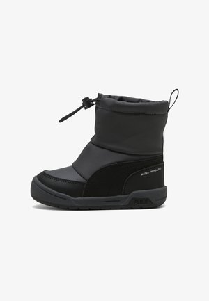 Botte d'hiver noire déperlant avec tige rembourrée, fermeture à cordon ajustable et semelle en caoutchouc conçue pour une protection par temps froid.