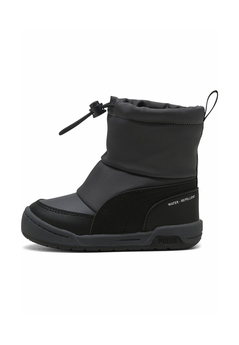 Bota de invierno negra repelente al agua con parte superior acolchada, cierre ajustable con cordón y suela de goma diseñada para proteger en climas fríos.