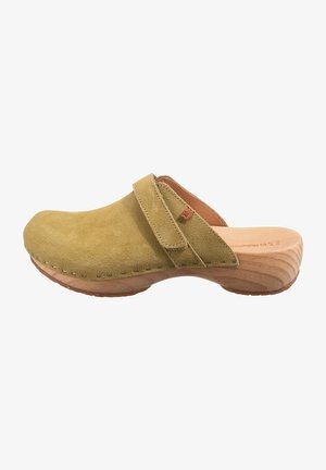 Keltainen samettinen puukengä, jossa on puupohja, tarranauha ja ompelu yksityiskohtia reunoilla. Suljettu takapuoli tukee jalkaa.