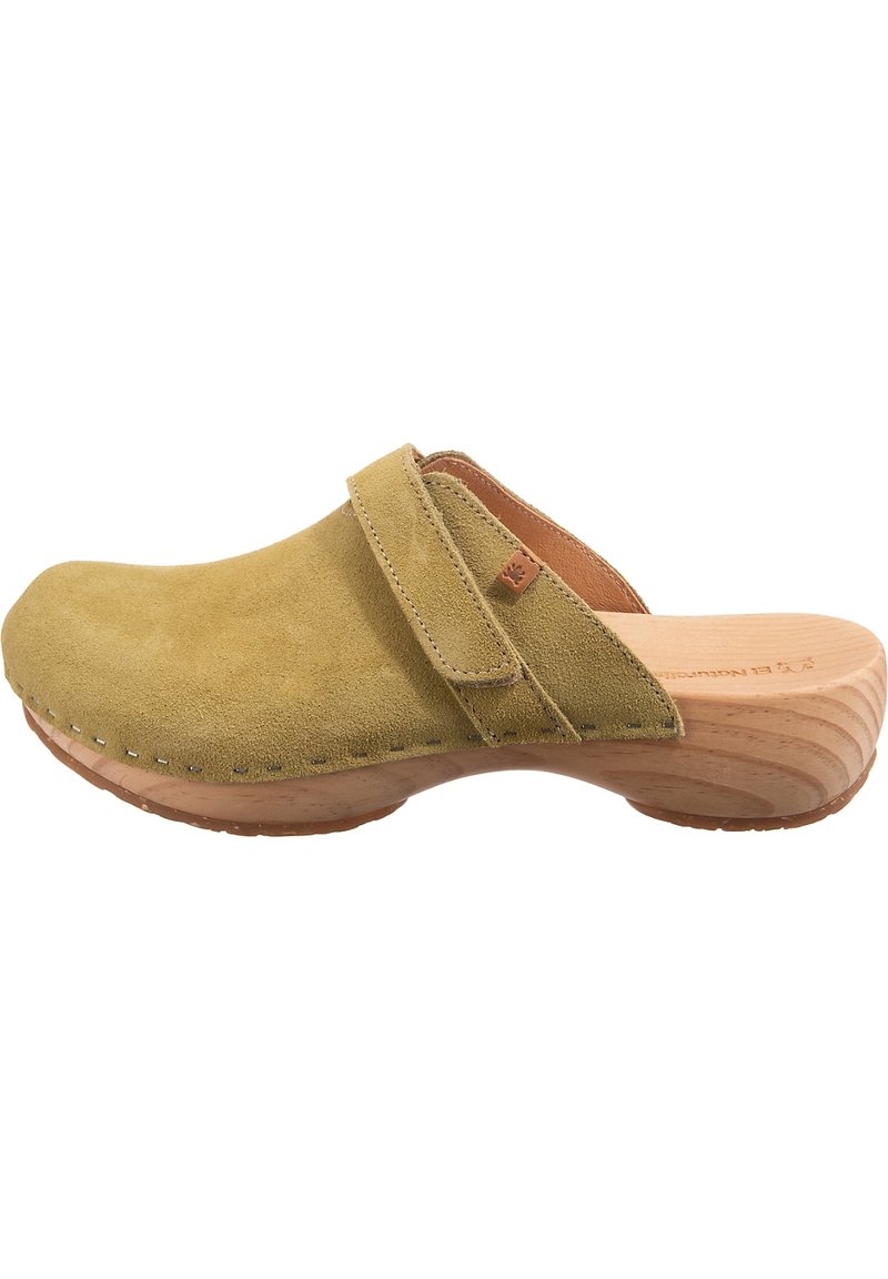 Mocka gula träskor med en träsoffel, med en kardborreband och söm detajer längs kanten. Sluten bak för stöd.