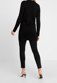 Wallis Stickad tröja - black