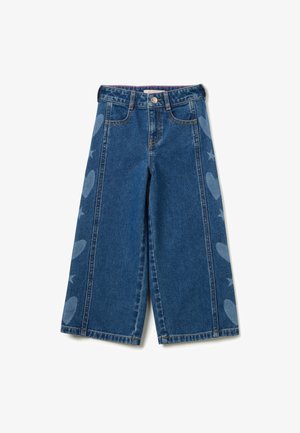 Pantalones de mezclilla de pierna ancha en azul oscuro con patrones contrastantes de corazones y estrellas en el costado, con una cinturilla normal y bolsillos frontales.